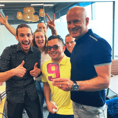Keizer Karel Online employees group photo celebrating in the office